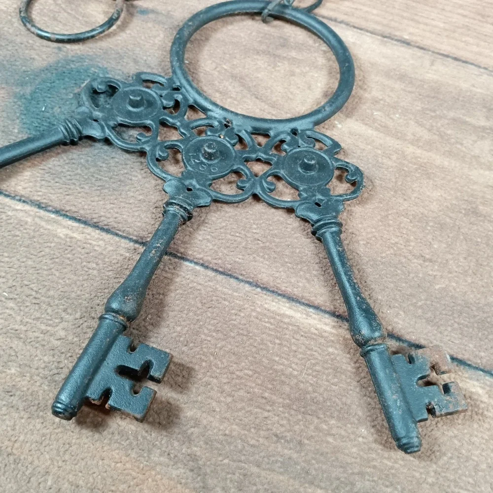 Vintage Cast Iron Skeleton Keys Wall Decor Set with Chain
